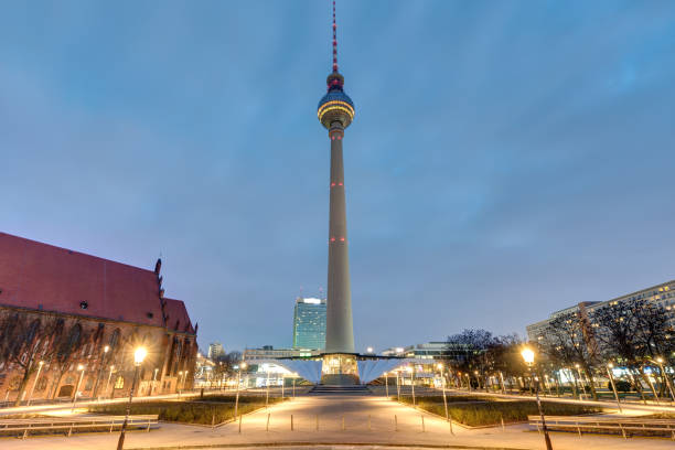 der berühmte fernsehturm am alexanderplatz in berlin - architecture international landmark famous place decoration stock-fotos und bilder