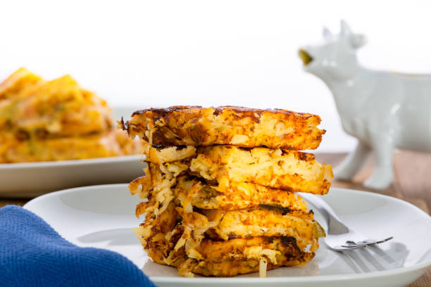 pila de gofres crujientes papas en un plato - patata picada y frita fotografías e imágenes de stock