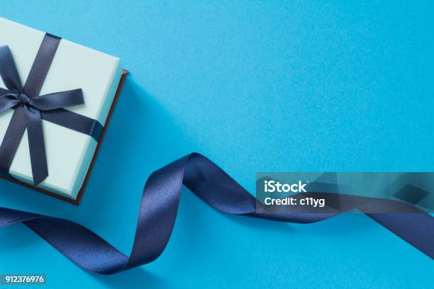 Imagen De Regalo De Cinta Azul Foto de stock y más banco de imágenes de Regalo - Regalo, Azul, Cumpleaños