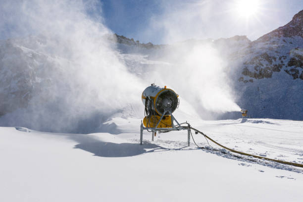 눈 대포, snowmaker 스키장에서 행동 - ski slope mist snowgun electric fan 뉴스 사진 이미지