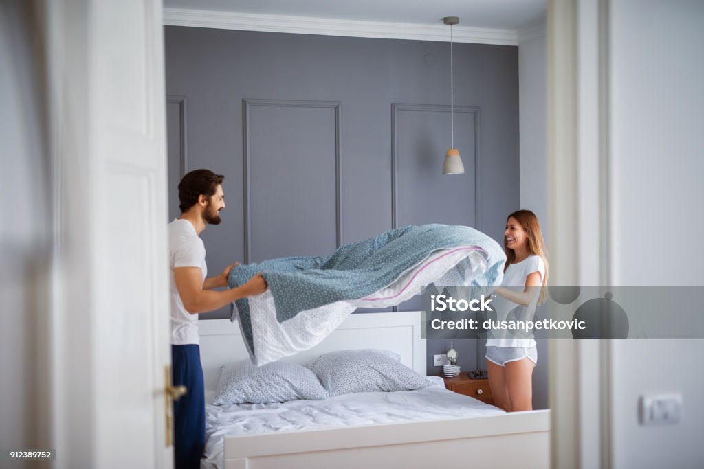Charmante mooie verliefde paar maken samen het bed en plezier. - Royalty-free Bed Stockfoto