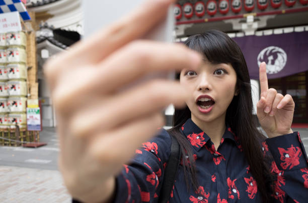 istock Take pictures of yourself with a cell phone camera. 912389958