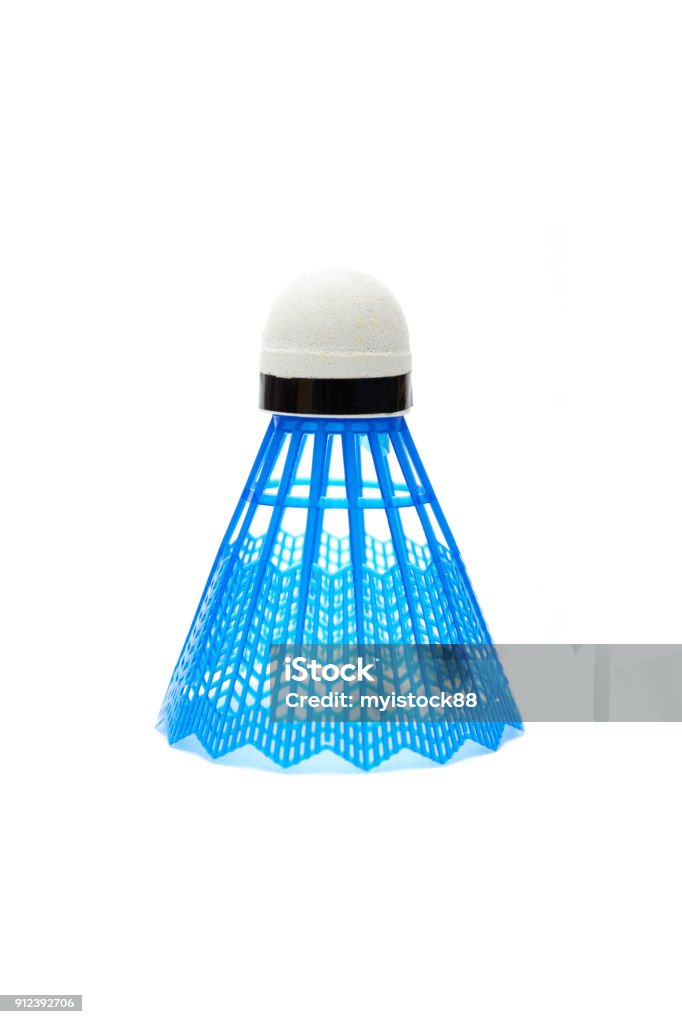 Volantes badminton azul aislado sobre fondo blanco - Foto de stock de Pluma de bádminton libre de derechos