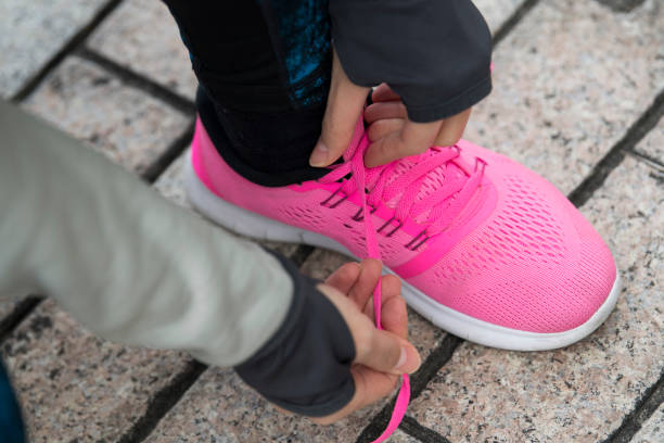Tie the shoelace.