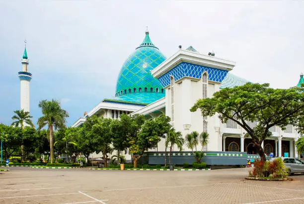 The great Mosque of Surabaya is the second largest in Indonesia. Large, beautiful mosque with blue domes with a height of 65 meters. The height of the minaret is 99 meters.