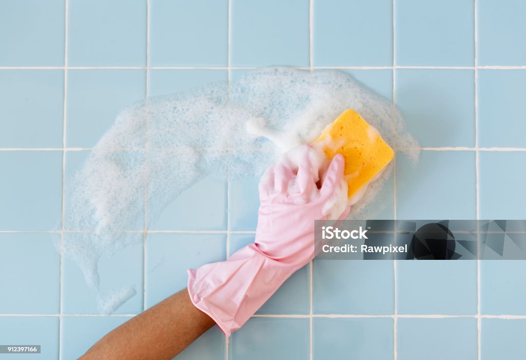 Hand in roze handschoen met spons wassen - Royalty-free Badkamer Stockfoto