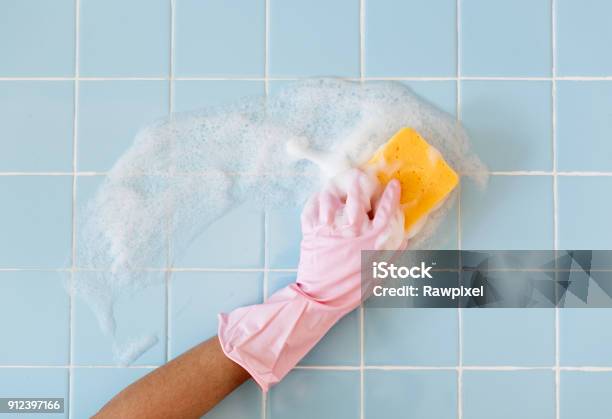 Hand In Roze Handschoen Met Spons Wassen Stockfoto en meer beelden van Badkamer - Badkamer, Huishoudelijk werk, Schoon