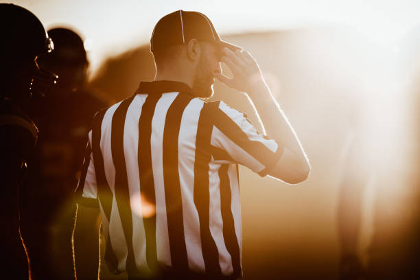 widok z tyłu sędziego futbolu amerykańskiego na meczu. - referee rear view back sport zdjęcia i obrazy z banku zdjęć