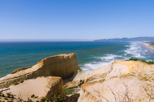 istock Beach on cape kiwanda in Oregon, USA on sunny day 912404872
