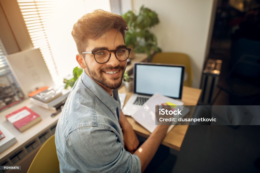 Portrait des heureux motivée souriante hipster apprentissage des élèves pour un test ou un examen au bureau de bibliothèque de l’école secondaire en assis tournant en arrière ou en regardant la caméra. - Photo de Étudiant en université libre de droits