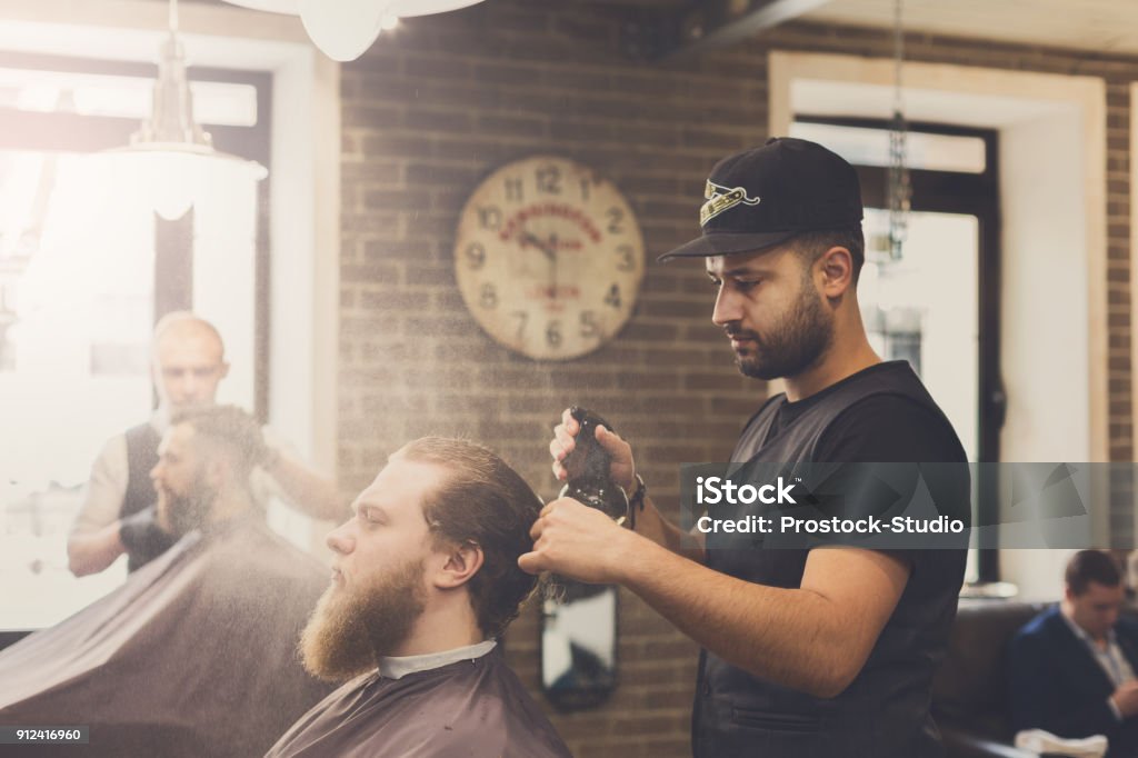 Uomo tagliato da parrucchiere al barbiere - Foto stock royalty-free di Solo uomini Uomo tagliato da parrucchiere al barbiere - Foto stock royalty-free di Solo uomini