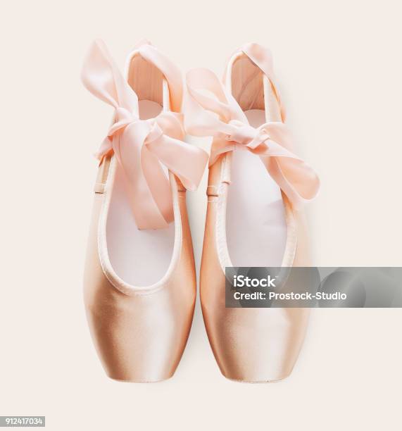 Foto de Sapatilhas De Ballet Rosa Sobre Fundo Branco Isolado e mais fotos de stock de Sapatilha de Balé - Calçados Esportivos