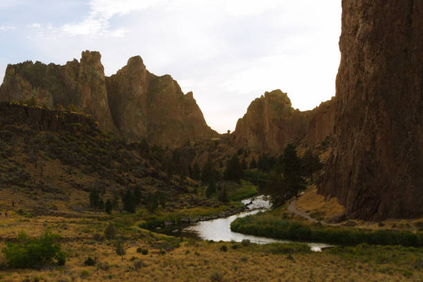 istock Colorful Sunset Over Smith Rock State Park and Crooked river in Central Oregon 912417074