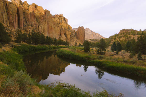 istock Colorful Sunset Over Smith Rock State Park and Crooked river in Central Oregon 912417580