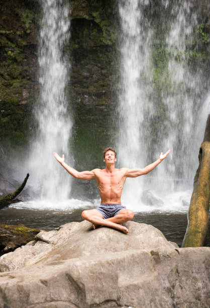 verbindung mit der natur, atmen, yoga, wasserfall - waterfall water nature zen like stock-fotos und bilder
