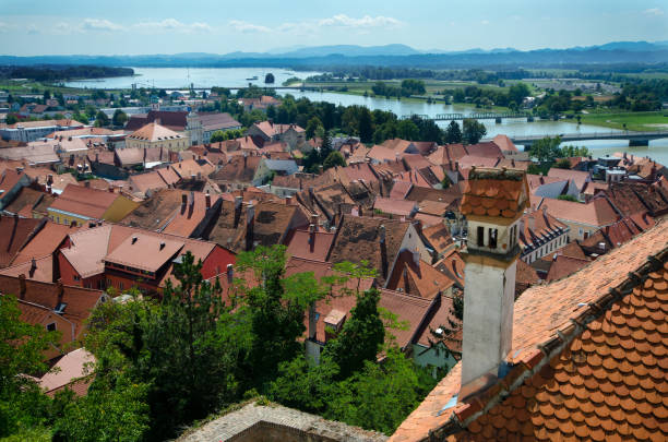 panorama von ptuj, slowenien - editorial eastern europe europe reflection stock-fotos und bilder