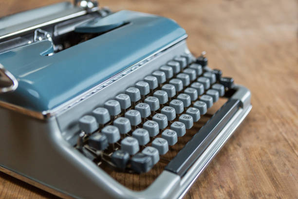 antique typewriter - writing typewriter 1950s style retro revival imagens e fotografias de stock