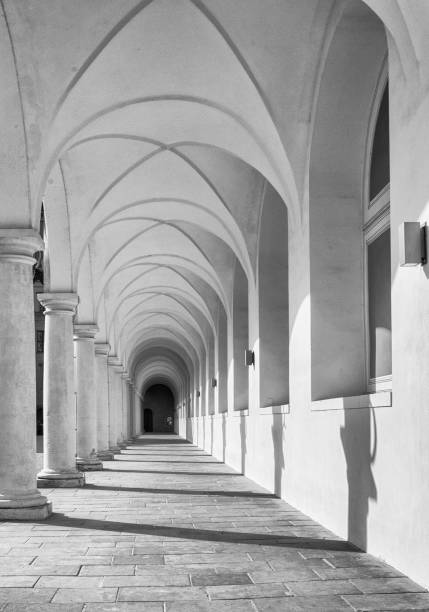 istock Archway with many arches - patttern in monochrome black white 912432910