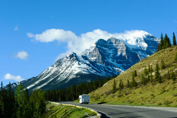 motor home en viaje por carretera a lago moraine, parque nacional banff, canadá - rocky mountains exploration horizontal outdoors fotografías e imágenes de stock