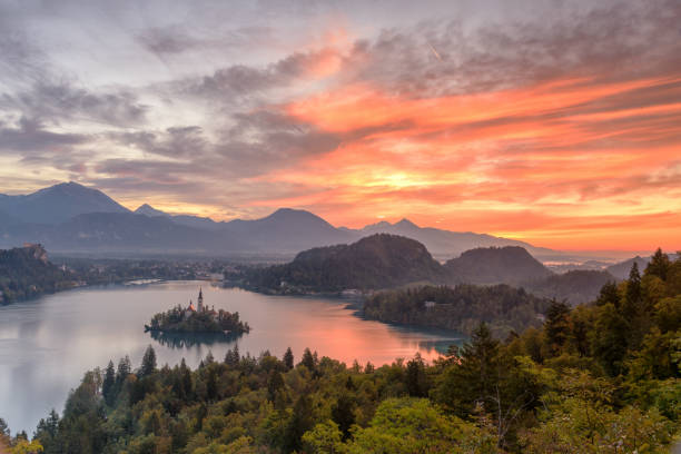 bellissima alba sul lago di bled e vista sul villaggio di bled dal punto di vista della collina di ojstrica, slovenia - santa maria church foto e immagini stock