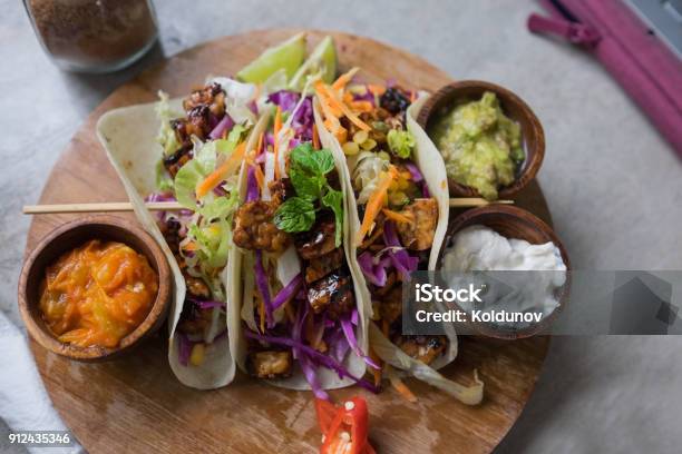 Tortilla De Ensalada Vegana Saludable Envuelve Con Tofu Y Verduras Para La Cena Foto de stock y más banco de imágenes de Comida vegana