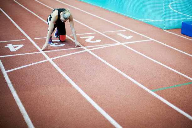 frauen im sport - starting line running sprinting alertness stock-fotos und bilder
