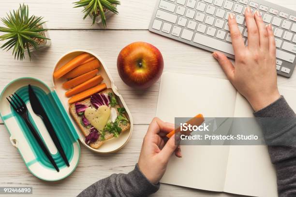 Frau Gesund Essen Von Lunchbox Auf Ihrem Arbeitstisch Stockfoto und mehr Bilder von Zwischenmahlzeit