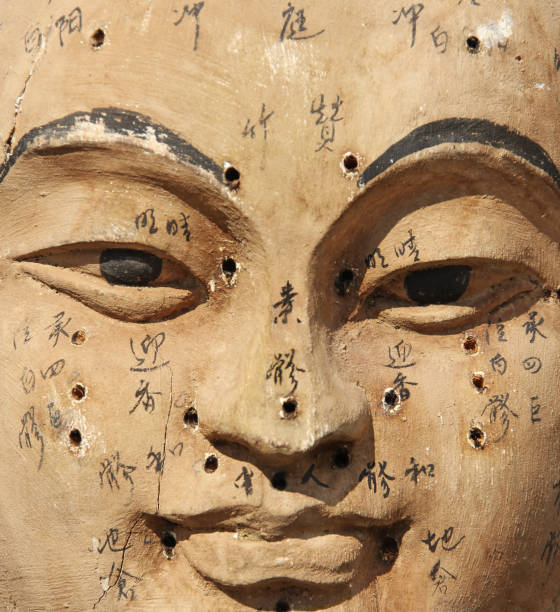 alte hölzerne gesicht mit akupunktur punktnamen - acupuncture chinese medicine medicine chinese script stock-fotos und bilder