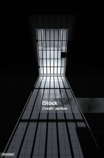 Vista Para Uma Célula Jailhouse - Fotografias de stock e mais imagens de Prisão - Prisão, Porta, Cela de Prisão
