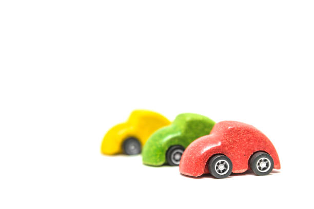 Cтоковое фото Изолированные Красочные деревянные автомобильные игрушки в последовательности строки на белом фоне