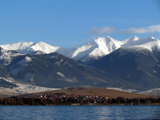 istock Winter Lake and mountains 912468426