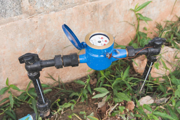 medidor de água azul com tubulação de água preta - water meter - fotografias e filmes do acervo
