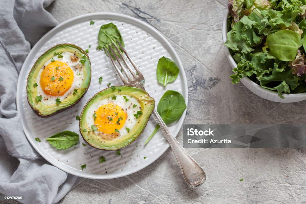 Pequeno-almoço saudável. Abacate recheado com ovos - Foto de stock de Abacate royalty-free
