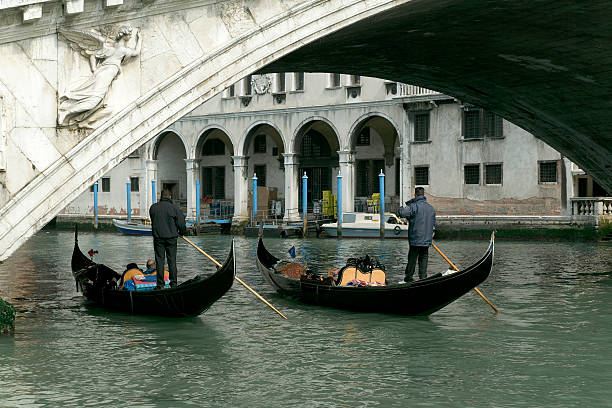 dwa gondolami pod most rialto w wenecji we włoszech (xxl - venice italy italy arch bridge nautical vessel zdjęcia i obrazy z banku zdjęć