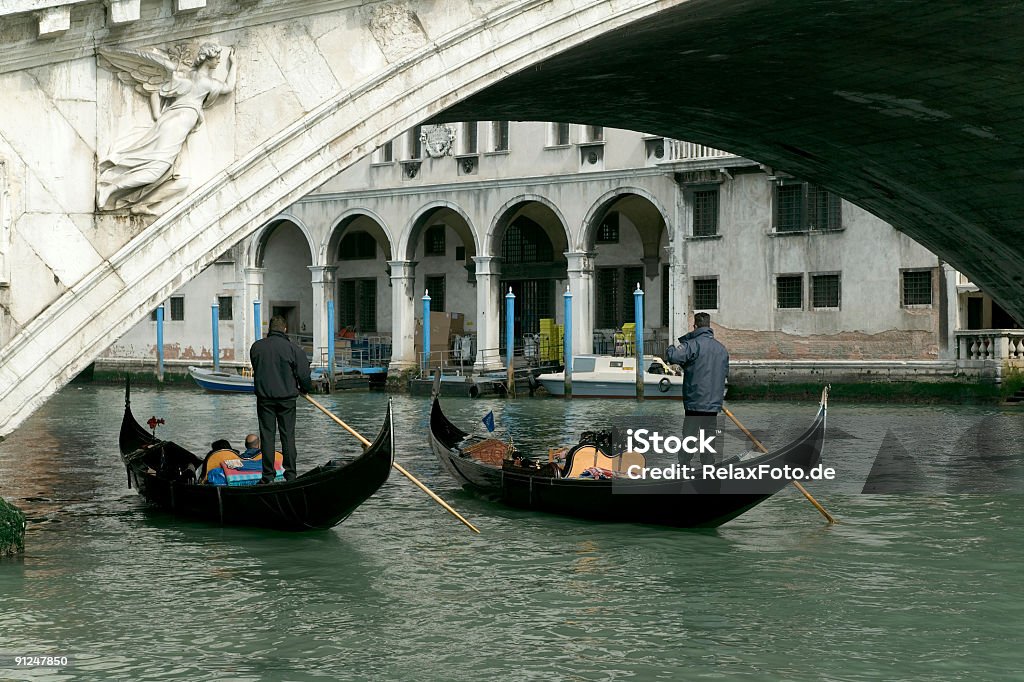 Dois Gondolas em Ponte de Rialto em Veneza Itália (XXL - Royalty-free Ao Ar Livre Foto de stock