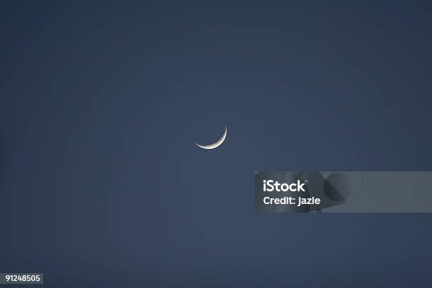 Crescent Mond In Der Abenddämmerung Stockfoto und mehr Bilder von Abenddämmerung - Abenddämmerung, Bildhintergrund, Blau