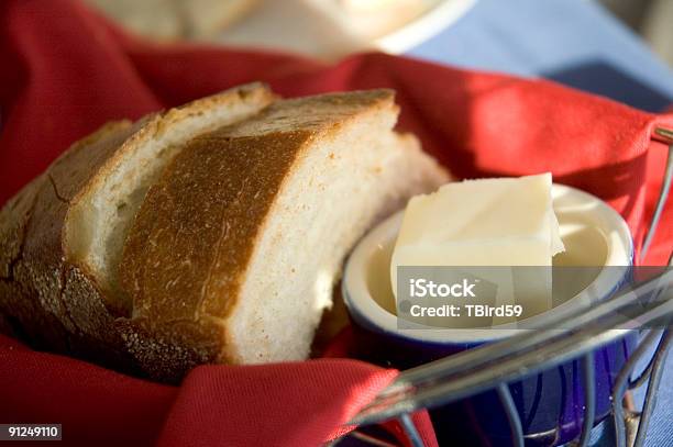 Cesta De Pão E Manteiga - Fotografias de stock e mais imagens de Acompanhamento - Acompanhamento, Almoço, Azul