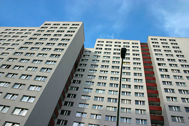 alojamento - east berlin germany plattenbau apartment skyscraper imagens e fotografias de stock