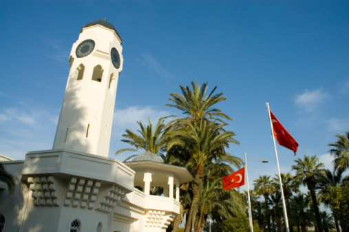 A picture of the Clock Tower of Izmir and the Konak Square.