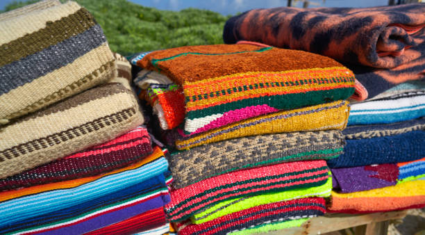 멕시코에서 연속에서 멕시코 serape 담요 - mexico blanket textile market 뉴스 사진 이미지