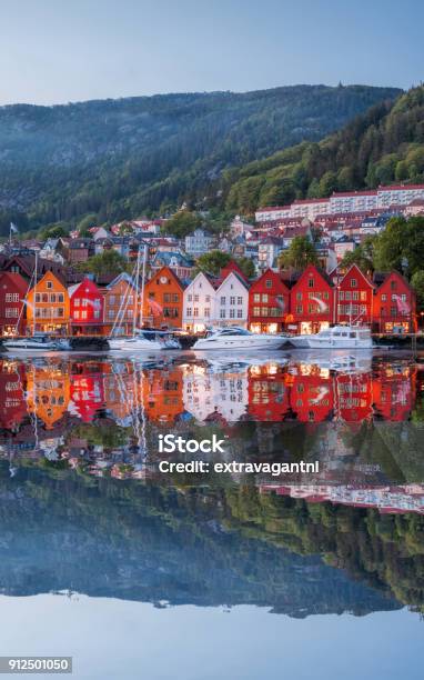Calle De Bergen Por La Noche Con Los Barcos En Noruega Patrimonio De La Humanidad Foto de stock y más banco de imágenes de Bergen
