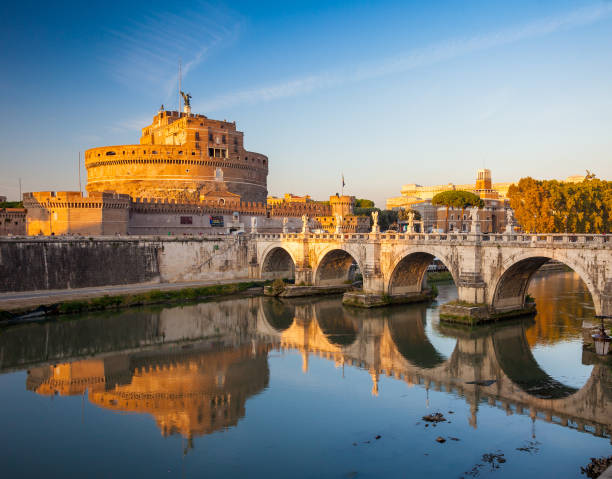 castello dell'angelo santo, noto anche come mausoleo di adriano al tramonto, roma, italia, europa. roma antica tomba dell'imperatore adriano. il castello dell'angelo santo di roma (castel sant'angelo) è uno dei punti di riferimento più noti di roma e del - hadrians tomb foto e immagini stock