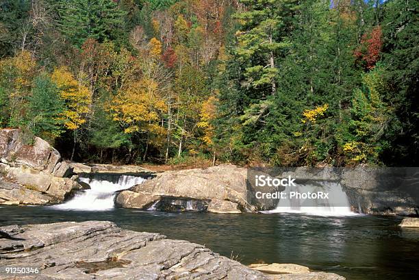 リンビルの滝にブルーリッジ山脈 - アパラチアのストックフォトや画像を多数ご用意 - アパラチア, カラー画像, ノースカロライナ州