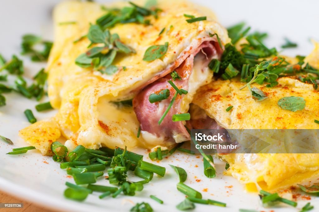 Omelette de œufs au jambon et fromage avec la ciboulette. - Photo de Omelette libre de droits Omelette de œufs au jambon et fromage avec la ciboulette. - Photo de Omelette libre de droits