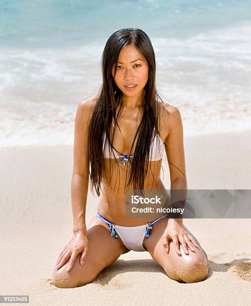 Photo libre de droit de Femme Sur La Plage banque d'images et plus d'images libres de droit de Adulte - Adulte, Adulte d'âge moyen, Asiatique de l'Est et du Sud-Est