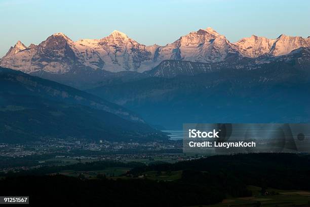 Crepúsculo Pôr Do Sol Sobre O Lago Thun Na Suíça - Fotografias de stock e mais imagens de Montanha - Montanha, Panorâmica, Thun