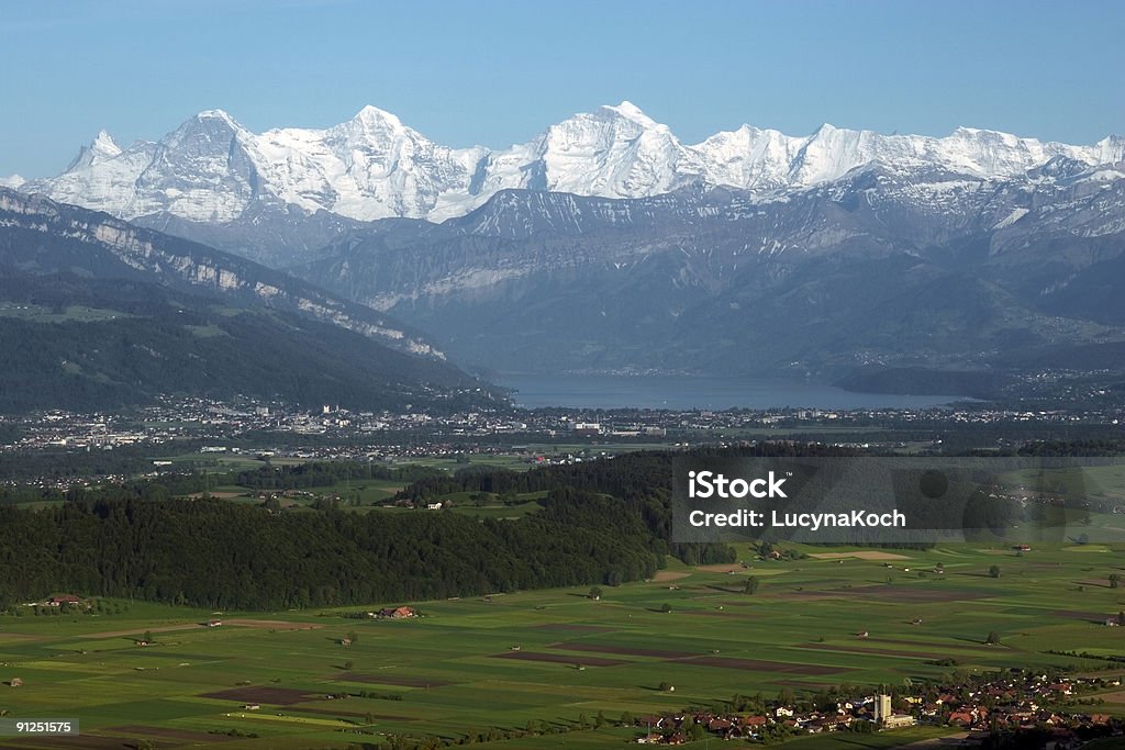 Montains über Lake Thun in der Schweiz. - Lizenzfrei Alm Stock-Foto