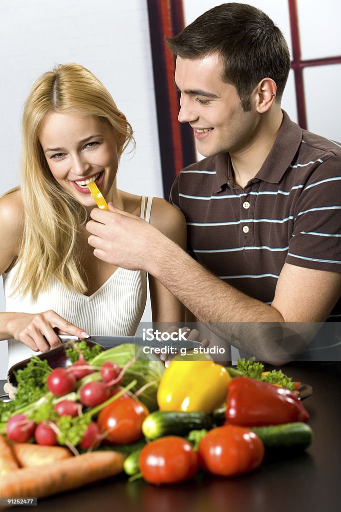 미소 짓는 젊은 매력적인 행복함 커플입니다 요리요 주방에서 - 로열티 프리 2명 스톡 사진