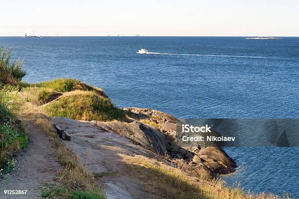 Foto de Costa Do Mar e mais fotos de stock de Barco a Vela - Barco a Vela, Baía, Céu - Fenômeno natural