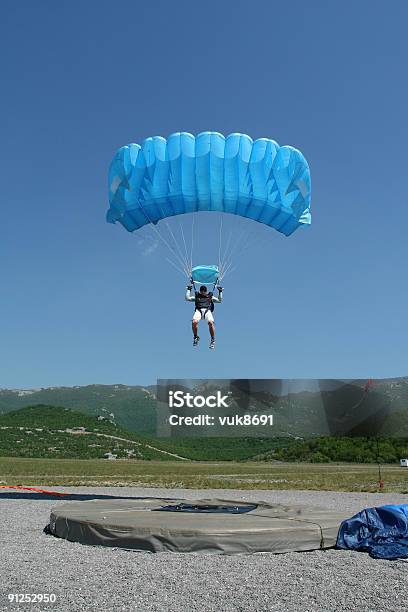 Parachutist No Ar - Fotografias de stock e mais imagens de Aterrar - Aterrar, Paraquedas, Paraquedismo